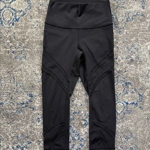 Lululemon size 6 Mesh Black Crops